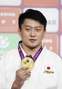 ワールドマスターズ 男子１００kg超級で優勝し、金メダルを手にする原沢久喜選手（共同通信社）