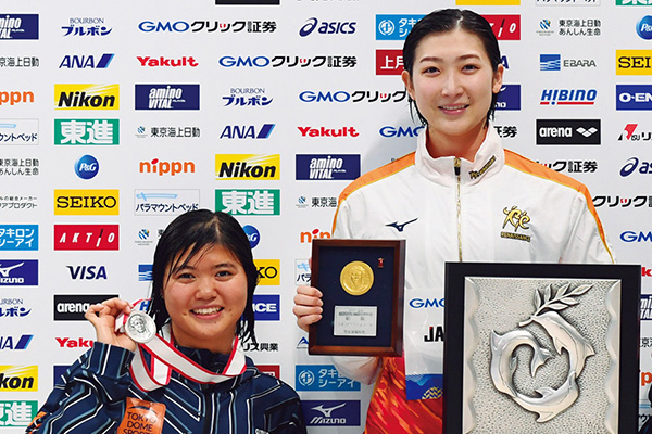 表彰台では笑顔を見せた池江選手と長谷川選手（左）。