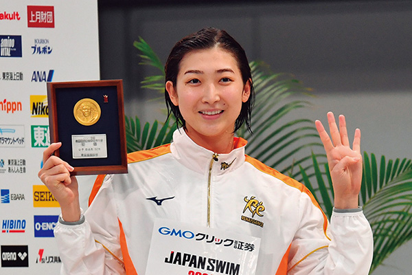 「絶対、勝つ」と意気込んで臨んだ50m自由形も優勝。「4冠という結果を、自分に対してほめてあげたい」と笑顔で語った。