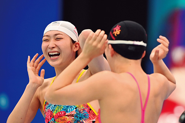 試合前の練習中に談笑。それは二十歳の素顔そのものだった。