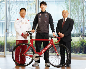 左：坂本 勉氏（日本自転車競技連盟 短距離ヘッドコーチ）
右：井上 由大（日本大学自転車部 監督）