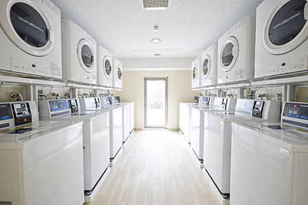 8台の洗濯機・乾燥機が並ぶランドリールーム。