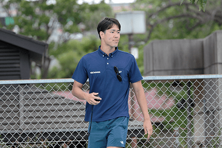 学生に近い立ち位置からサポートする石崎コーチは、昨年の主将としてチームを連覇に導いた