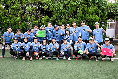 中畑・里崎両氏、女子野球選手たちと、イベントに参加した12名の準硬式野球部員。