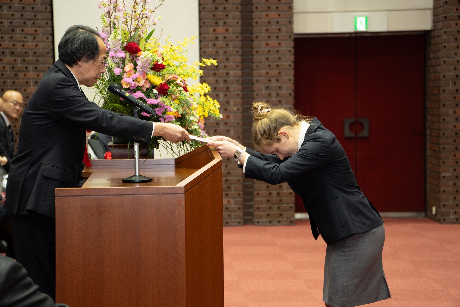 日本大学競技部の卒部式で、学長賞受賞の記念品を贈呈されたアンナ選手。