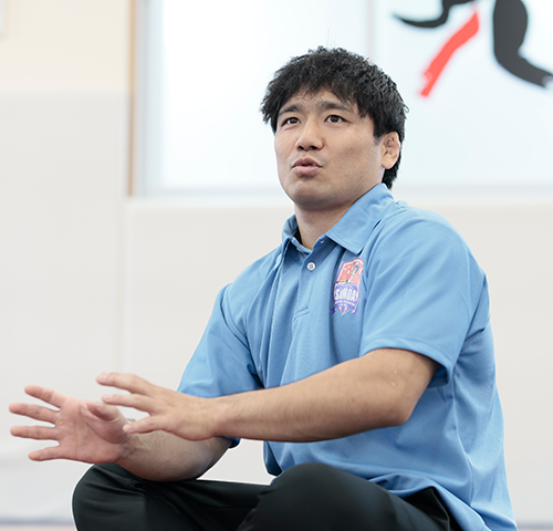 現在は日大レスリング部の道場で練習に取り組んでいる赤澤選手。痛めた右膝のリハビリに毎日2時間ほど要すると言い、「リハビリ、激しい練習、ビデオ研究と、毎日大忙しです」。