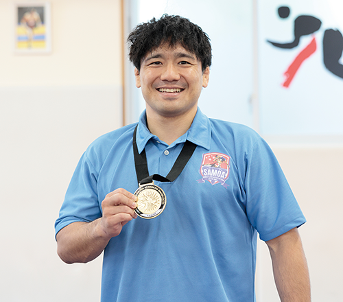 パリ五輪パリ五輪予選通過のメダルを手にした赤澤選手。「日々、小さな挑戦を重ねています」と明るく話す。