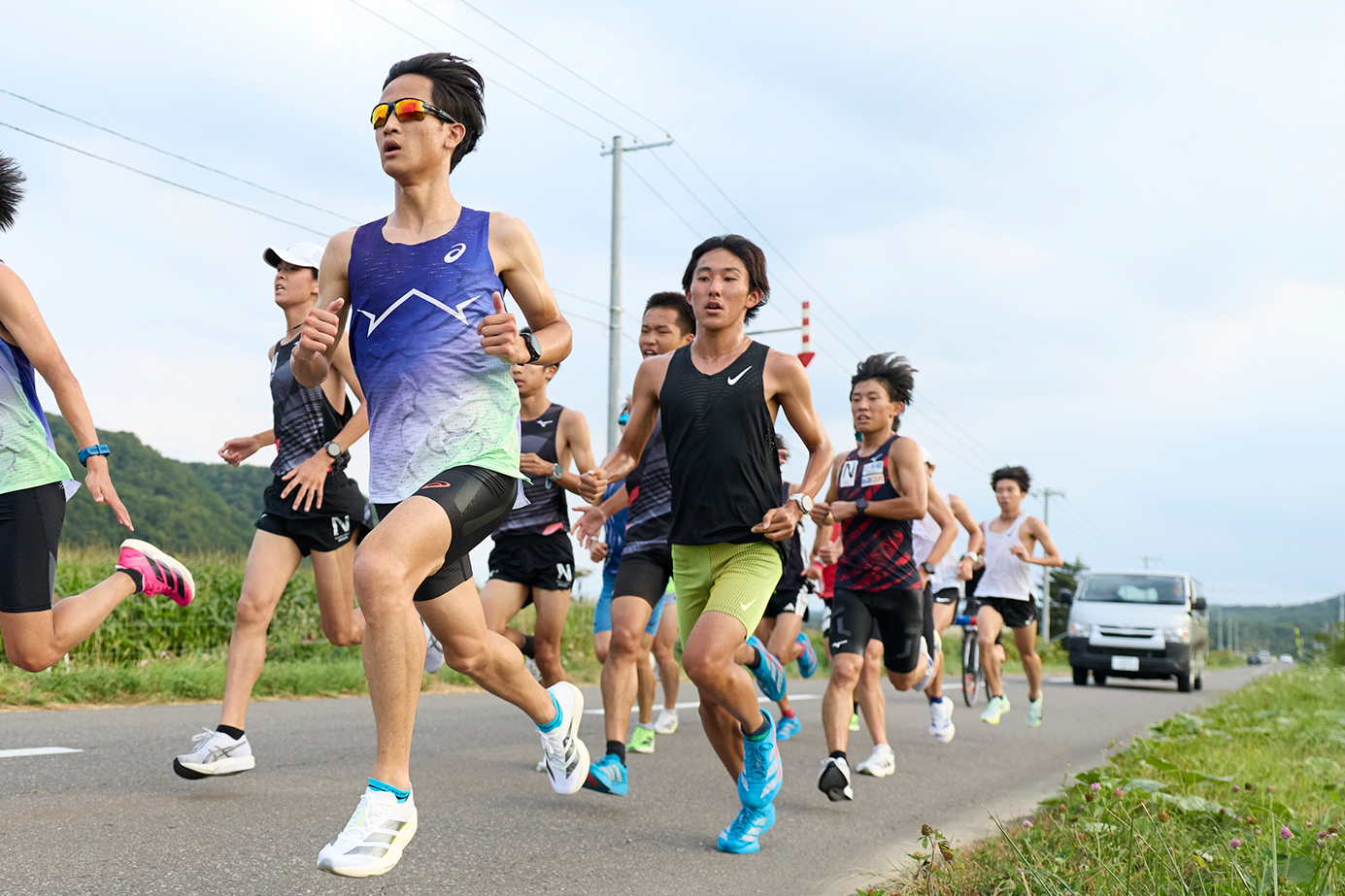 集団の先頭を走り、背中で下級生を引っ張る山口彰太選手【日本大学】