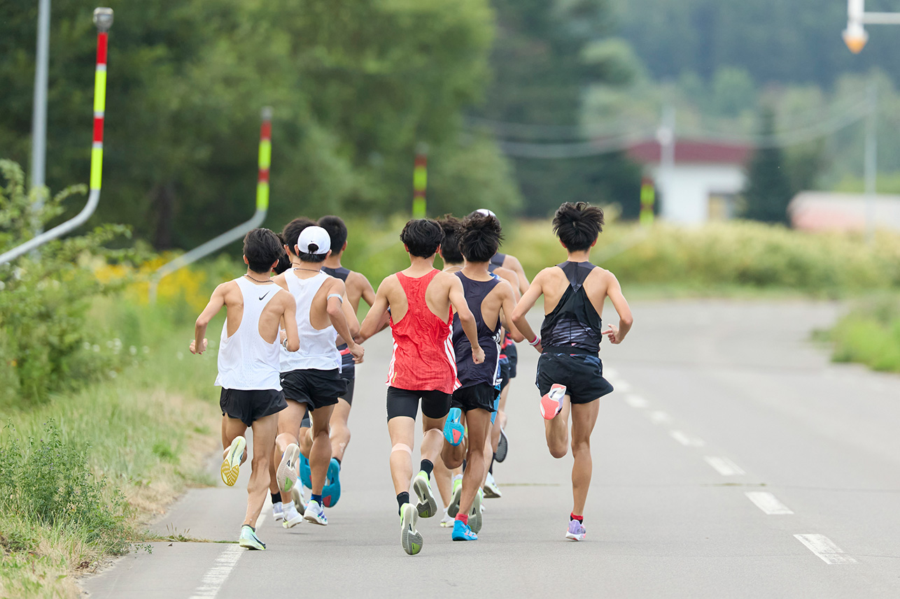 ゴールドラッシュコースでのポイント走を走り出す選手たち 【日本大学】
