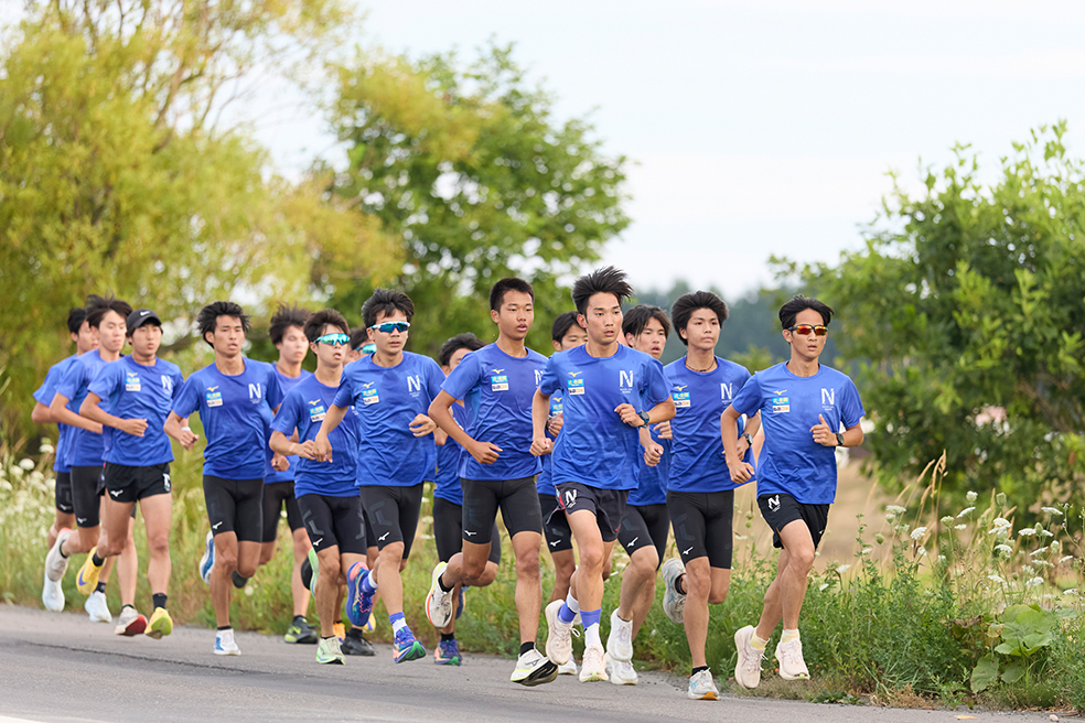朝練習のクロスカントリーコースまで、宿舎から約4kmの道のりをジョグで向かう【日本大学】