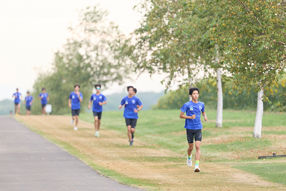 それぞれのペースでクロスカントリーコースを走る選手たち 【日本大学】