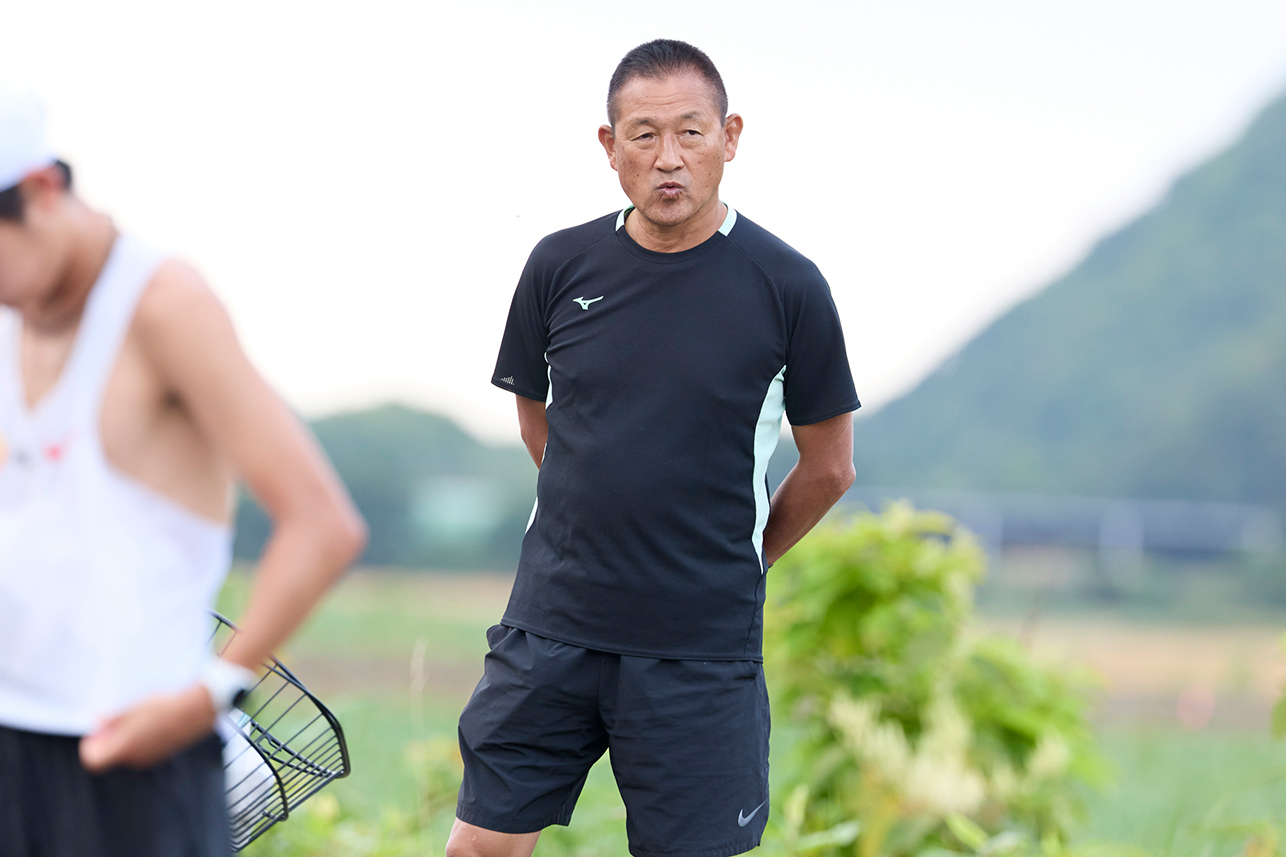 インターバルの間にも選手たちの動きを注視する新監督【日本大学】