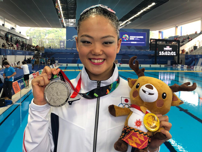 競技スポーツ学科3年の塚本真由さんがアジア大会2018ジャカルタ（アーティスティックスイミング）で銀メダルを獲得しました。