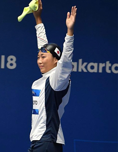 競技スポーツ学科1年山本茉由佳さんがアジア大会2018ジャカルタ（競泳）で金メダル及び銀メダルを獲得しました。