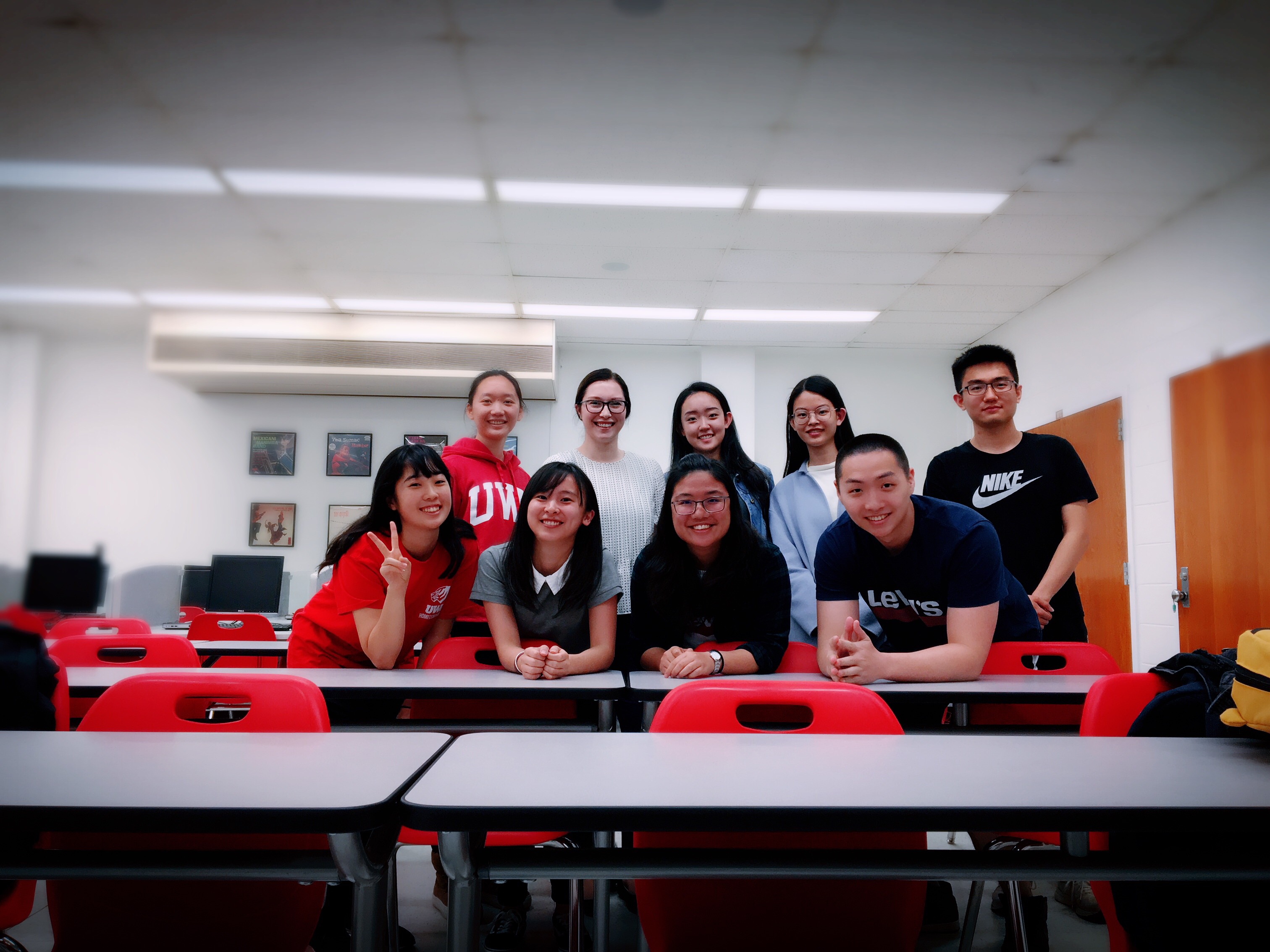 ESLの先生とクラスメイト達と。無事にクラスが終わった後の達成感でみんな笑顔です。