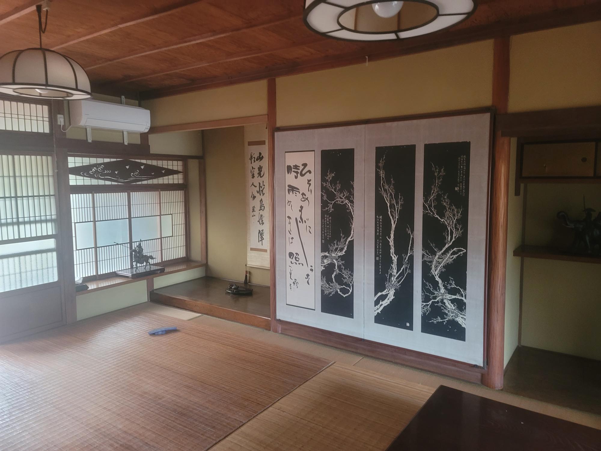 12畳の座敷です。屏風を壁飾りに使っています。母の嫁入り道具の琴も飾ってあります。